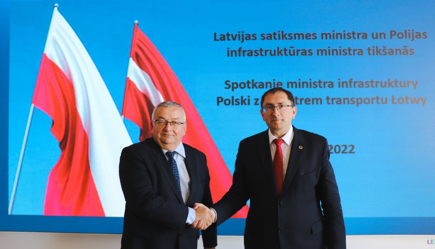 Polijas infrastruktūras ministrs Andžejs Adamčiks un Latvijas satiksmes ministrs Tālis Linkaits sarokojas